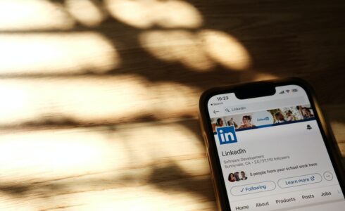 linkedin profile bio for entrepreneurs