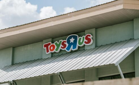 why toys r us failed?