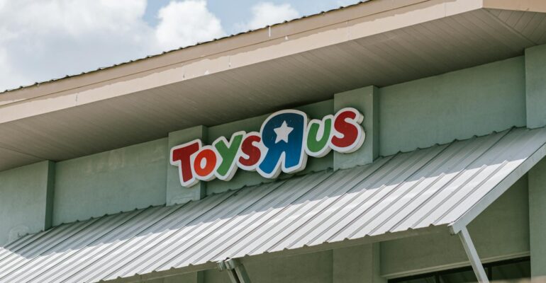 why toys r us failed?