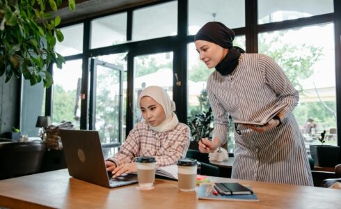 choosing between b2b vs b2c business model for your startup